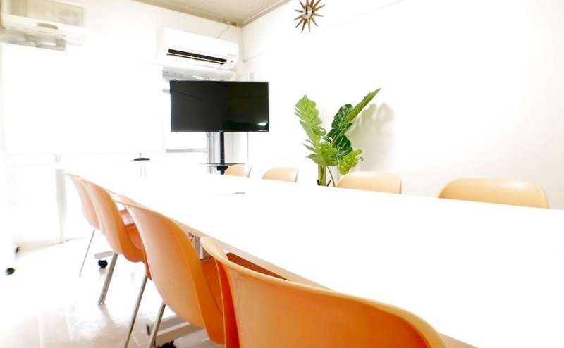 【定期除菌】【新大阪駅徒歩２分】フル装備手ぶらでＯＫ●【全て無料】WiFi＆大画面モニター他●格安●窓あり●レイアウト自由 ゆったり6名様から最大10名様着席可●飲食自由●会議室ソレイユ新大阪