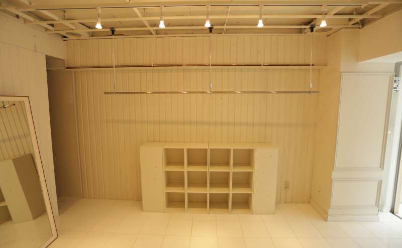 取り外し可能のハンガーラックや棚がございます。