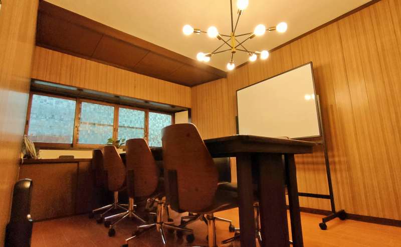 ご利用者様が会議、セミナー、レッスンなどができるスペースとなっております。 追加オプションでプロジェクターやホワイトボード、延長コードなどもご用意しております。お気軽にご相談ください。※写真内のドリン