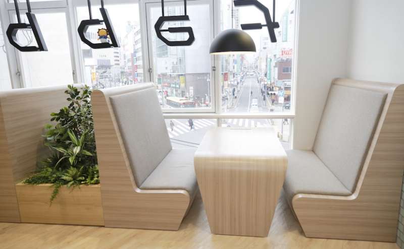 ソファー席もご用意がございます。是非ご利用くださいませ♪