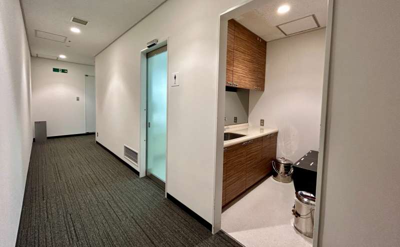 【給湯室・男子トイレ入口】