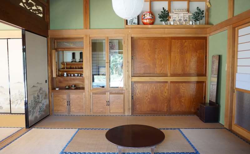 仏間です。神棚やちゃぶ台などもあります。