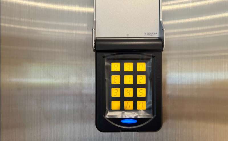 【入口の左側にあるシルバーのカバーを持ち上げ、パネルに暗証番号を入力すると開錠されます。】