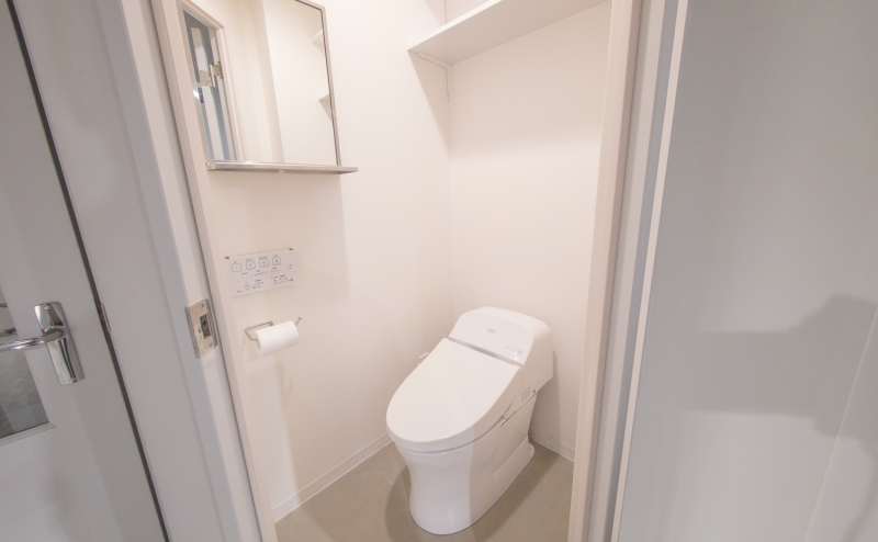 トイレ｜鏡台付きの鍵付き個室トイレ