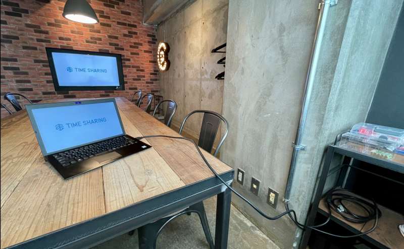 【モニターへは、奥の備品棚付近に伸びているHDMIケーブルとお手持ちのPCを接続するだけで簡単に投影が出来ます】 - TIME SHARING 田町赤羽橋 8Cの写真