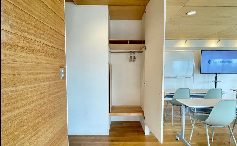 【お部屋内にハンガーラック棚があります】 - TIME SHARING  新宿御苑前 壱丁目参番館1001の写真