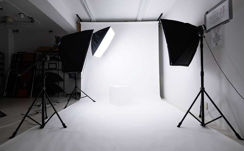 フォトスタジオでの撮影が初心者の方でも、LED定常光やリングライトなど、知識がなくても美しいポートレート撮影ができます。