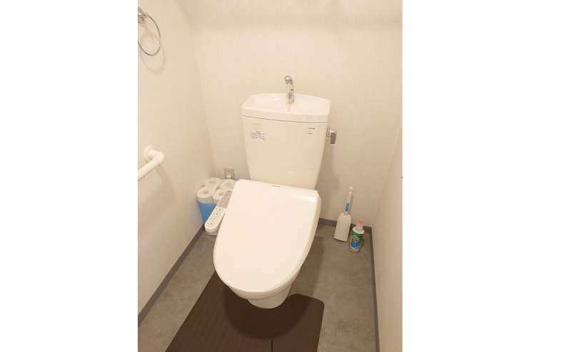 お客様からの要望もあり、温水洗浄便座に取り換えました！