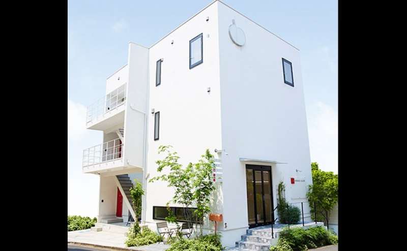 スタイリッシュな白い外観の建物となっております