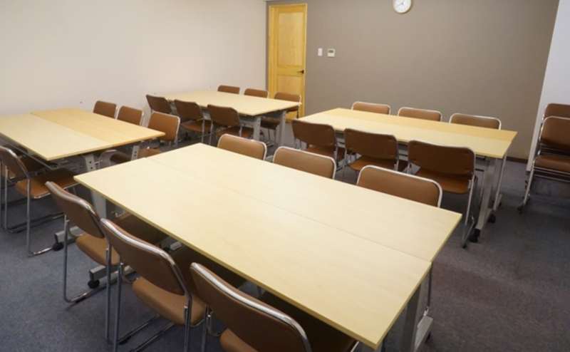 6名の島で24名、4名の島で16名のご利用となります。テーブルと椅子はご自由に組み合わせていただけます