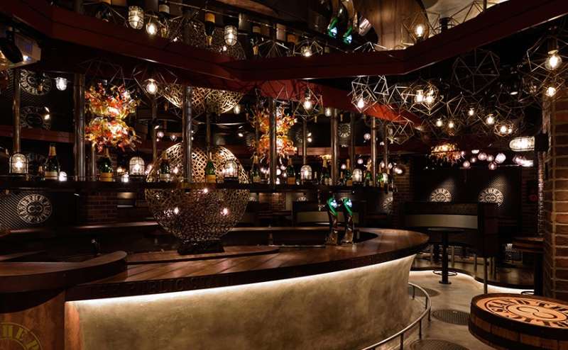 楕円形のバーカウンターを中心に幻想的な無数の照明がちょっとした非日常を演出いたします。