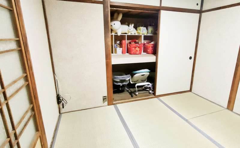 キッズスペースにはおもちゃ、ゲーム、本、バウンサー、オムツ替え台がございます。畳なので、安心してお過ごしいただけます。