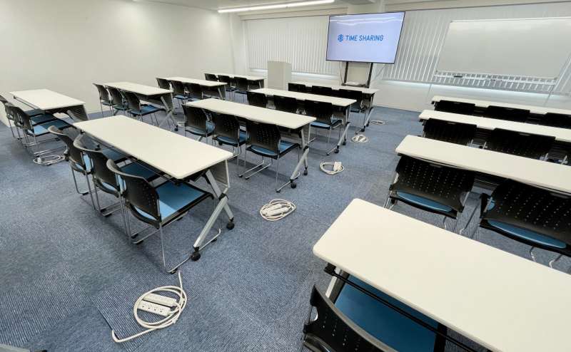 【床の電源タップは全部で72口あるので、参加者全員が電源を使うことが出来ます。※お部屋の電気容量は50Aです】 - TIME SHARING 新宿8Aの写真
