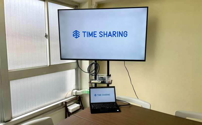 【モニターから出ているHDMIケーブルとお手持ちの機器を繋げるだけで簡単に映ります！】 - TIME SHARING 秋葉原 和泉ビル201の写真