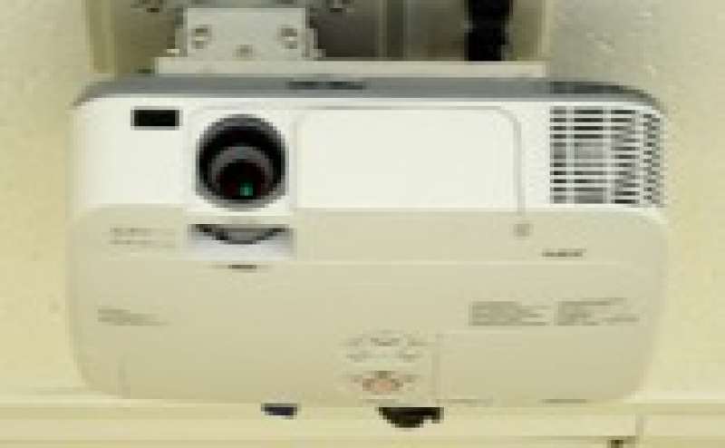 プレゼンテーションや商談などにも使える大型スクリーン付きプロジェクターも格安でレンタル可