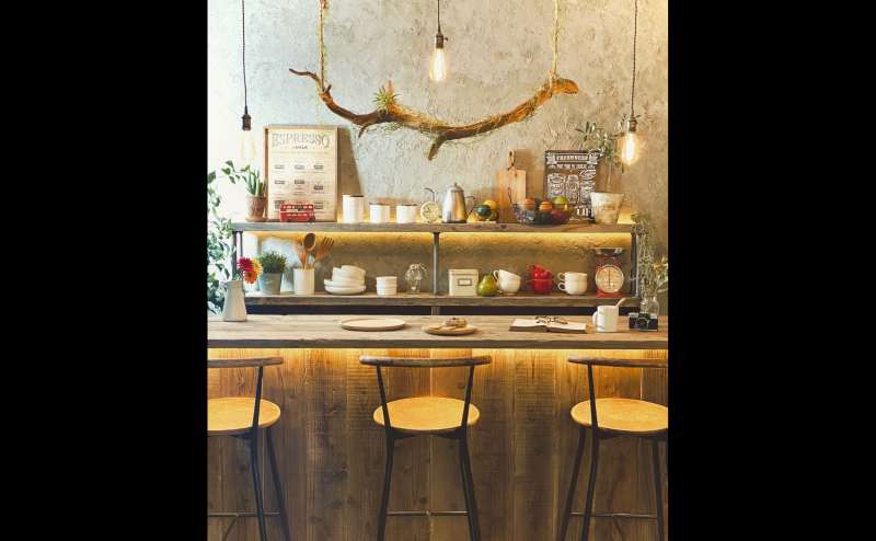 棚の上のお酒を入れ替えれば、カフェのような雰囲気にも変更可能です。