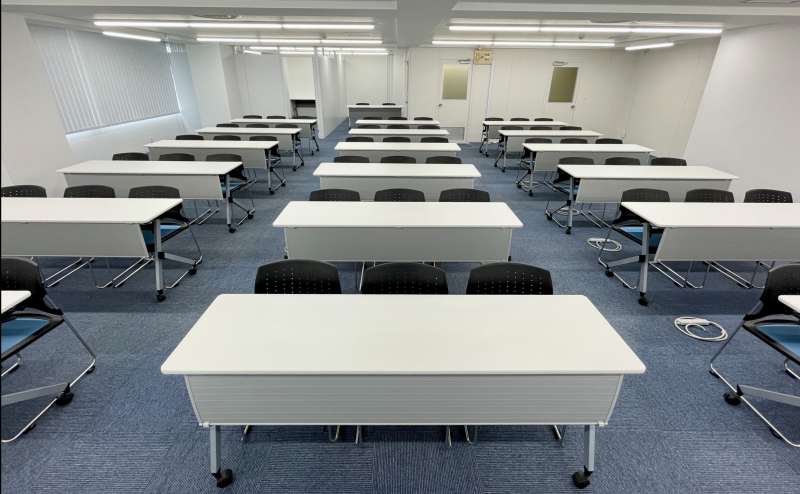 【小～中規模の人数にピッタリなサイズ。セミナー形式で54名着席可能です】 - TIME SHARING 新宿8Aの写真