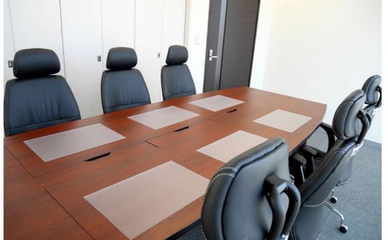 重厚感のある落ち着いた会議室  商談やプレゼンテーションに