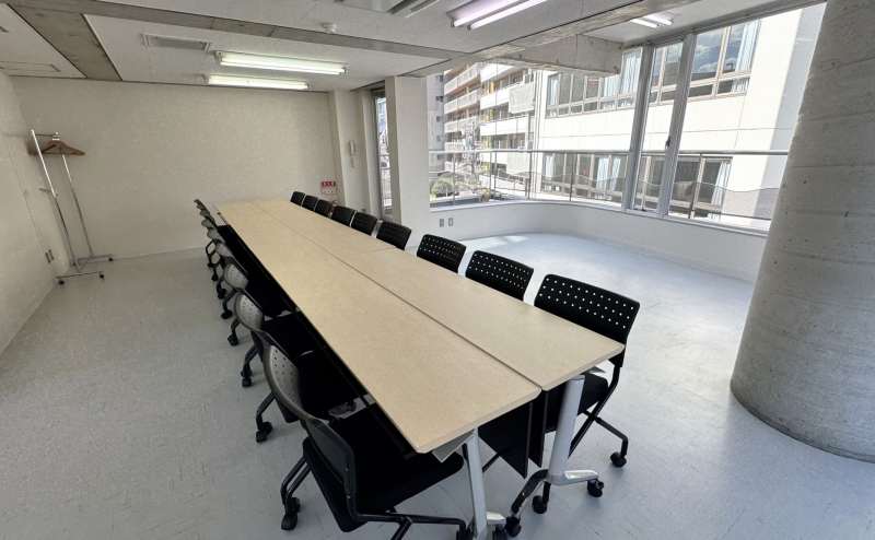 【自然光が入る大きい窓があり開放感があります】