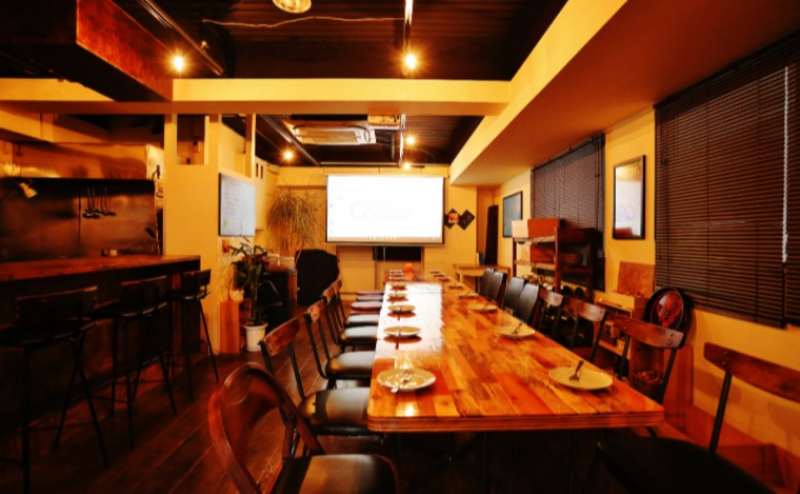 大画面で奥の席までしっかり映像が見えます