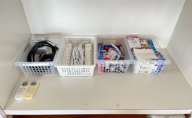 【モニター接続に必要なケーブルや延長コード、お掃除グッズがまとまっています】 - TIME SHARING  新宿御苑前 壱丁目参番館1001の写真