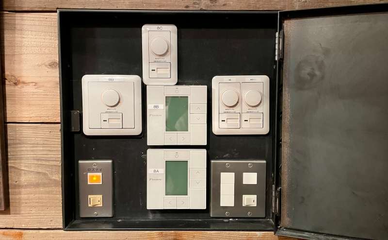 【電気スイッチ ※各スイッチに部屋番号を書いていますので、他のお部屋を間違えて操作しないようお気をつけください】 - TIME SHARING 田町赤羽橋 8Cの写真