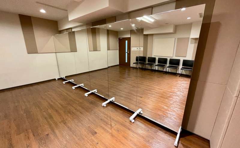 【鏡は６枚を連結しています】 - TIME SHARING 四谷 ダンスルーム7Dの写真
