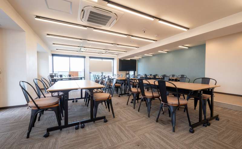 【レイアウト例：島型形式 ※レイアウト変更はお客様自身で行っていただきます】 - TIME SHARING 新宿御苑前 壱丁目参番館8Bの写真