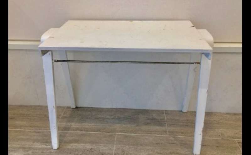 小テーブル（天板：幅60×奥行37×高さ54）４つございます