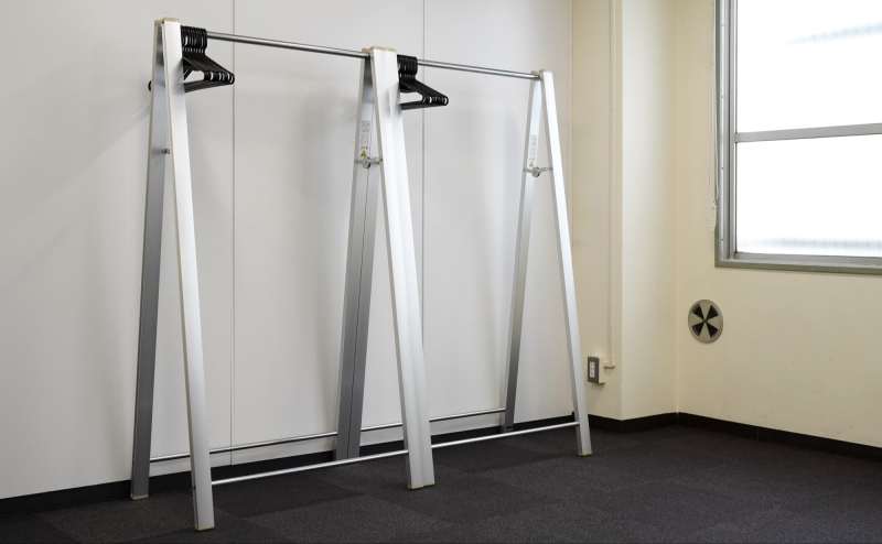 ハンガーラックを2台ご用意しております。(1台分 幅約900mm)