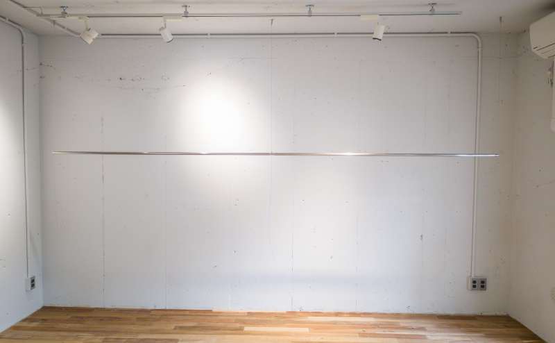 白壁×無垢フローリングエリア｜ワイヤー吊り下げ式ラックは幅3.6m