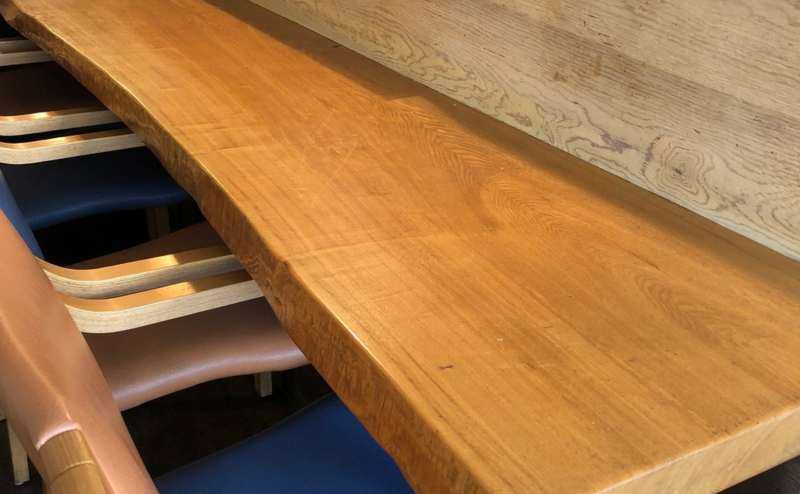 高級感のあるカウンターは9人掛け