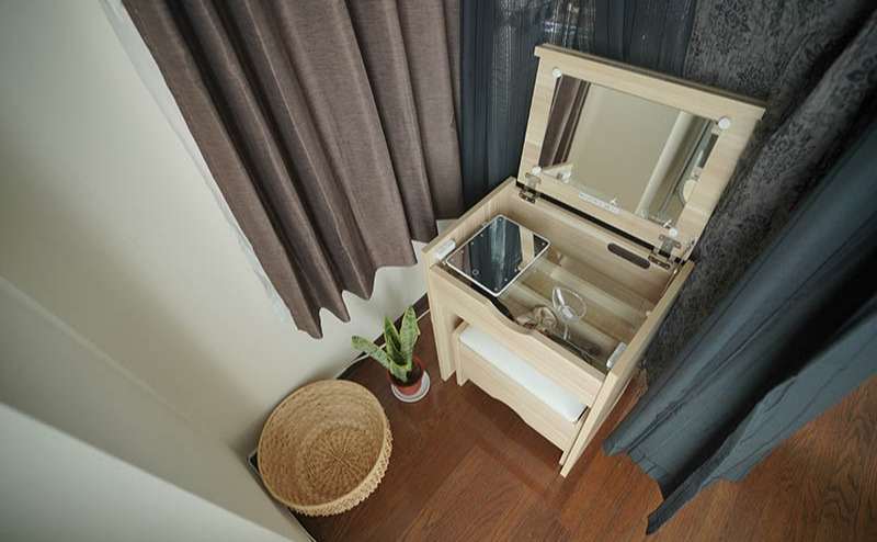 コンパクトなお着替えルームのドレッサーはお化粧直しにご利用頂けます。