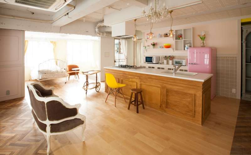 広々としたダニングルームと幅広の対面式アイランドキッチン