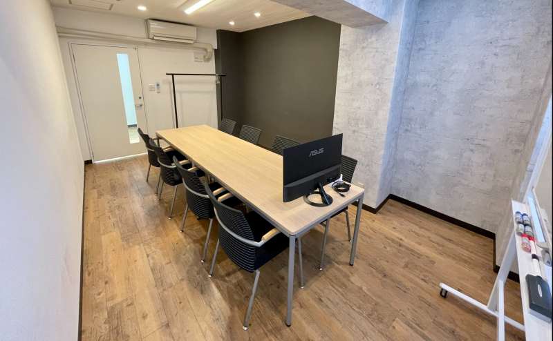 【ウッド調の床とダークグレーの壁がおしゃれな雰囲気】 - TIME SHARING 四谷7Bの写真