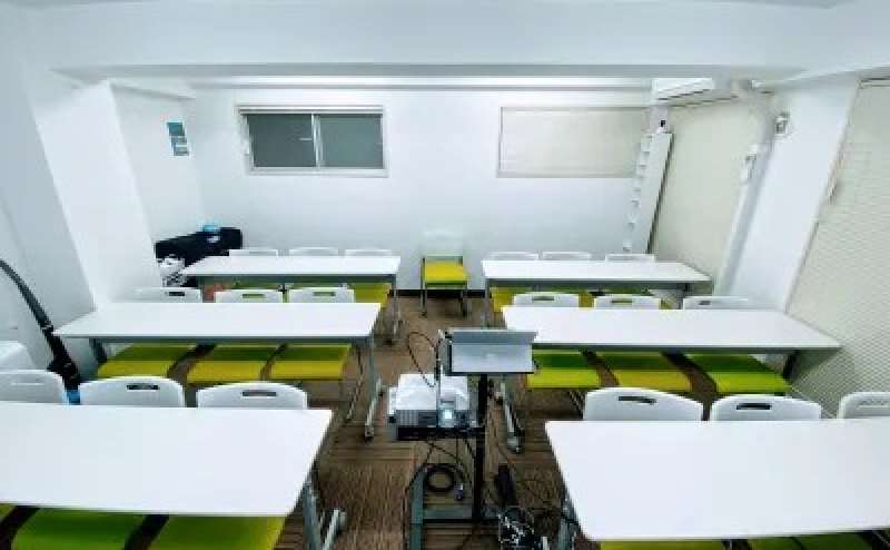 4月にオープンしたばかりの真新しい会議室。オープンに合わせテーブルや椅子、プロジェクターなども新品でご用意！