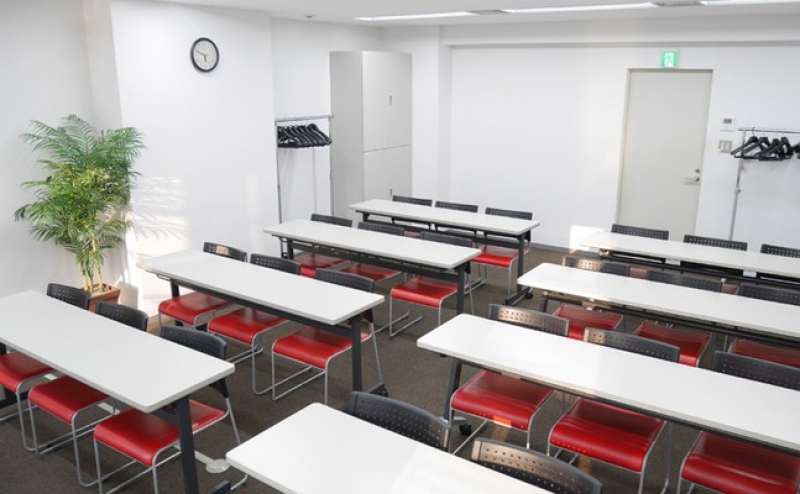 レッドの椅子がオシャレ感を出しています