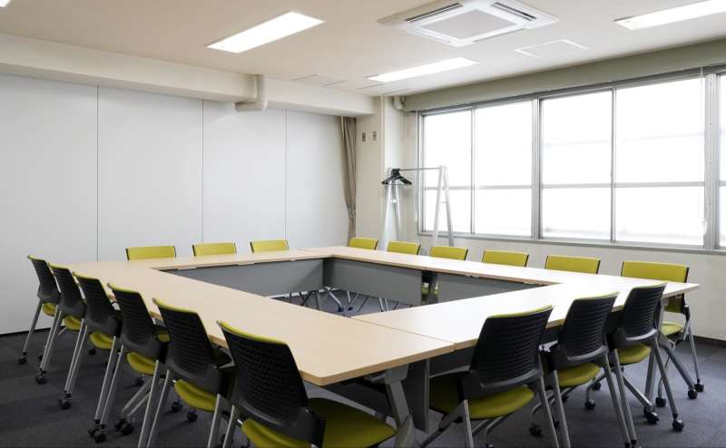 ※ロの字形式　18名着席可能。