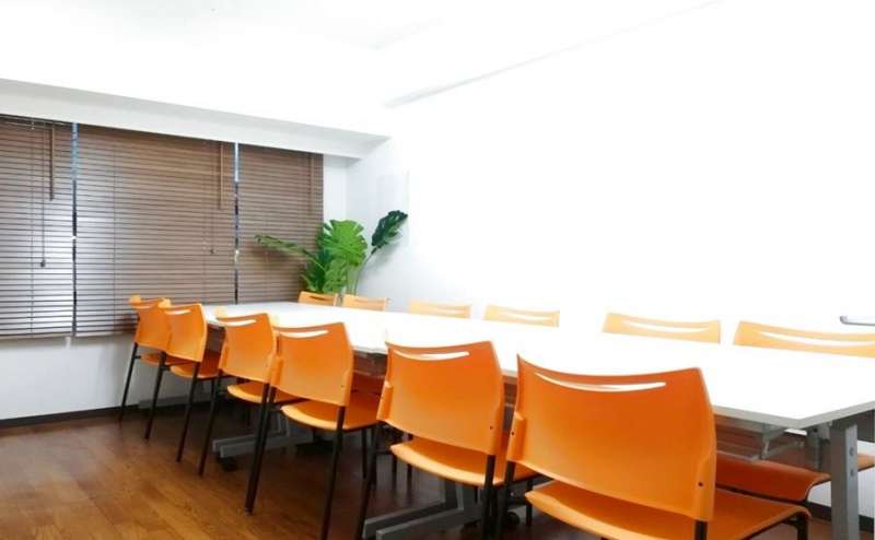 レイアウト変更自由。島型レイアウトでグループワークやミーティング