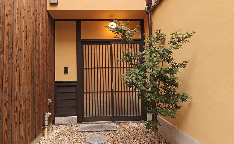 玄関。目印は楓の木