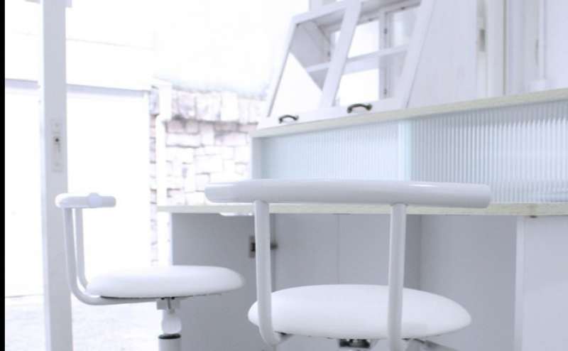 カウンターチェアも白色になっており統一感がございます