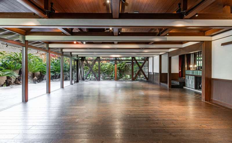 テラス会場（110㎡）オリエンタルな雰囲気のガーデンから緑が溢れる、明るく開放的なバンケット。 日本家屋の長い廊下を抜けた先にある、プライベート感もこのバンケットの特徴のひとつで、海外のゲストにもご好