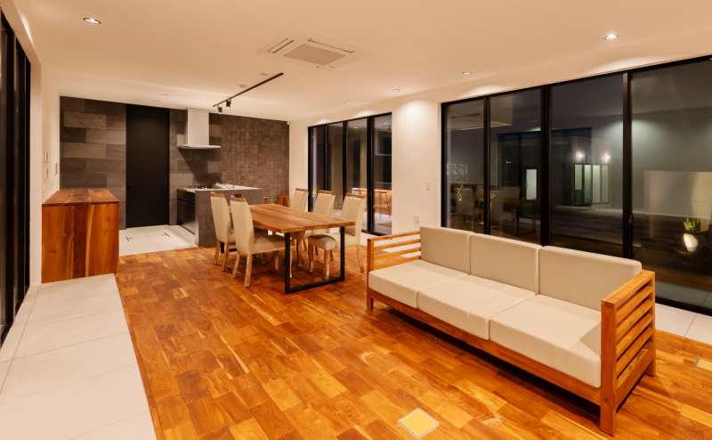 備え付けのデコレーションキッチン（シンク・ガスコンロ・冷蔵庫・調理器具利用可）、音響システム、プロジェクター、ボードゲームなど、全て費用内で利用可能となります