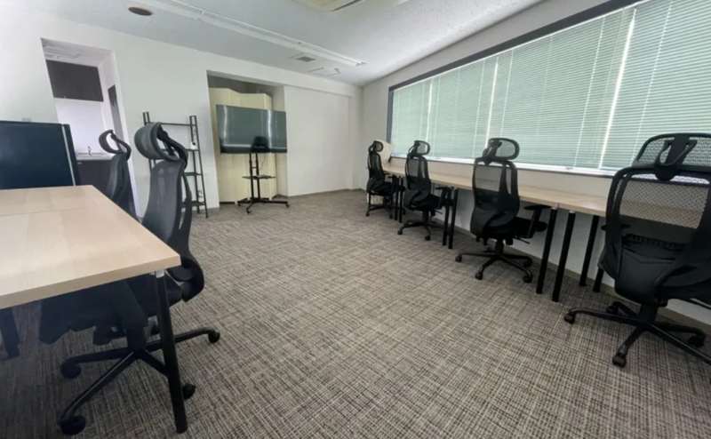 こちらからはX席をご予約いただけます。窓のあるスペースです