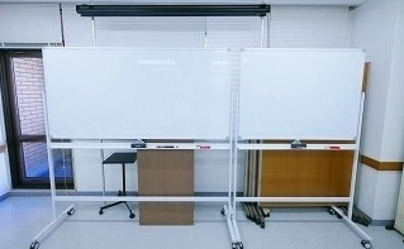 W1800×H905と、W1200×H900のホワイトボード２台設置。