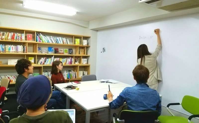 本棚側のサイドには打ち合わせに便利なホワイトボードを完備。プロジェクターで映像を映すことも可能です。