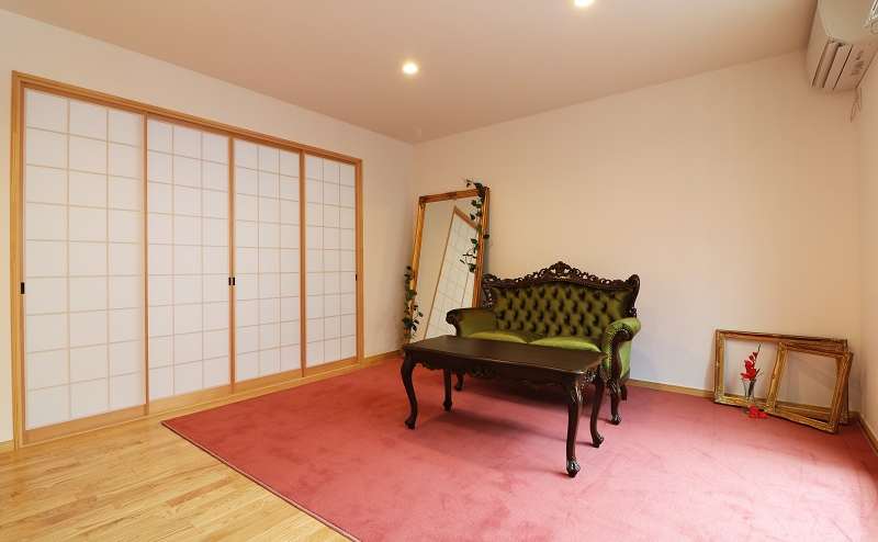 ２F洋室。撮影で使用するソファーや全身鏡などもこちらにご用意。