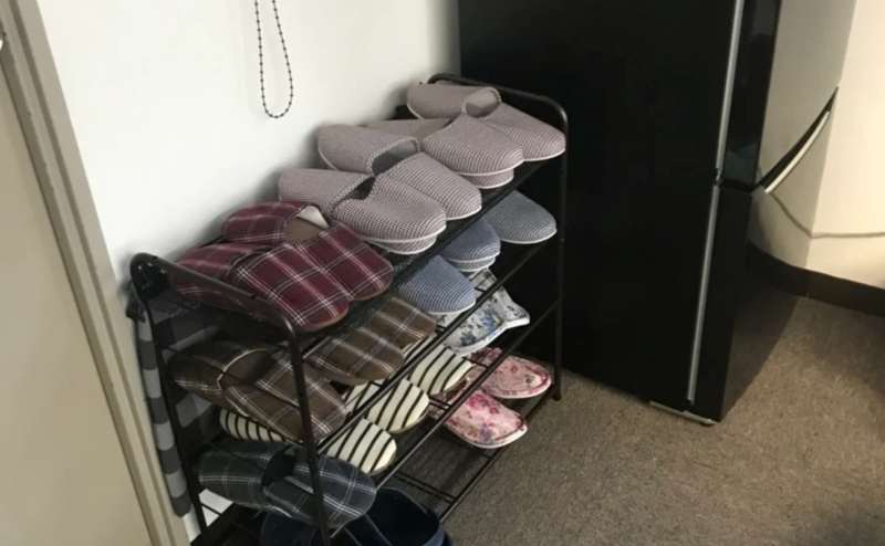 土足禁止です。スリッパをご利用ください。冷蔵庫、電子レンジ完備。格安オプションでタコ焼き器も。荷物置場や作業場、お着替えにも