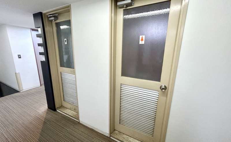 【男性用：個室×1、小便器×2、女性用：個室×2】 - TIME SHARING 新宿9Bの写真