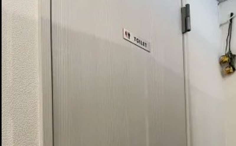 トイレのドアです。スタッフ常駐のサロンなので安心してご利用いただけます